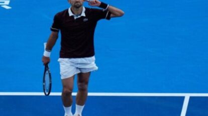 Novak Djokovic celebra su séptimo título del Abierto de China en Pekín.