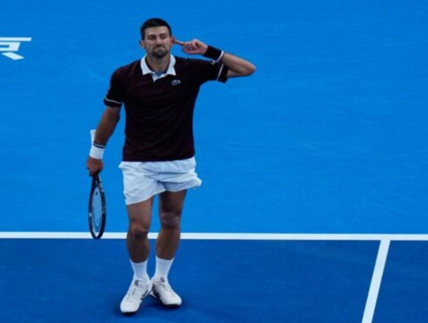 Novak Djokovic celebra su séptimo título del Abierto de China en Pekín.