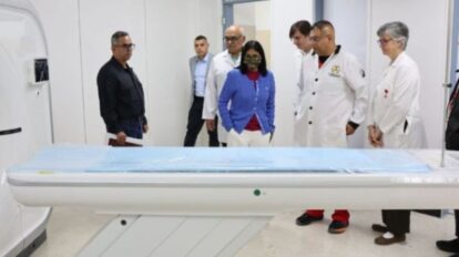 Delcy Rodríguez durante el recorrido por las áreas rehabilitadas del Hospital José María Vargas en Caracas