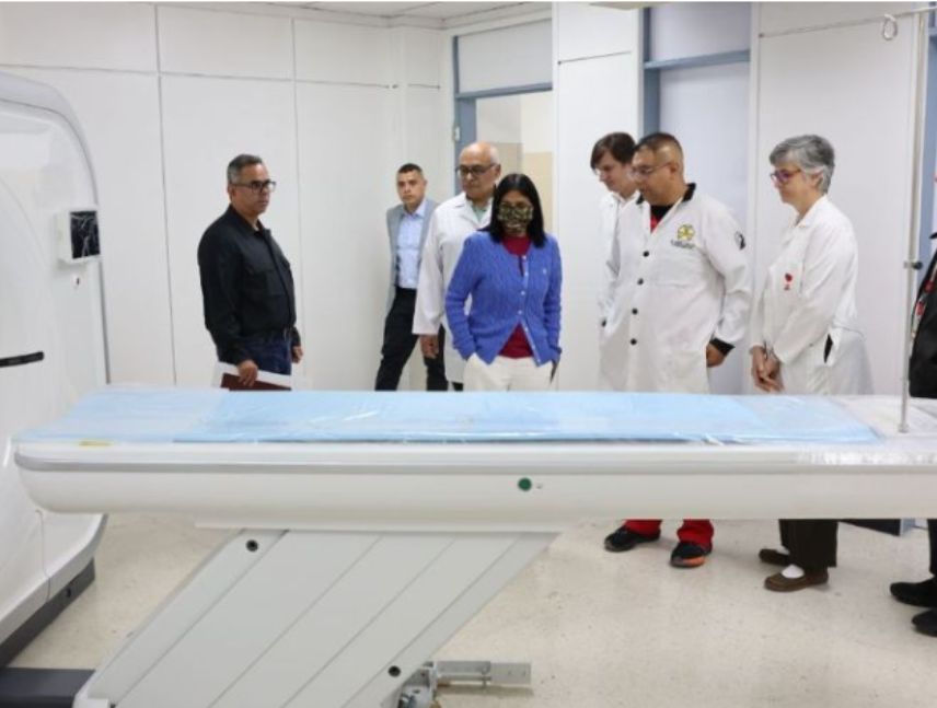 Delcy Rodríguez durante el recorrido por las áreas rehabilitadas del Hospital José María Vargas en Caracas