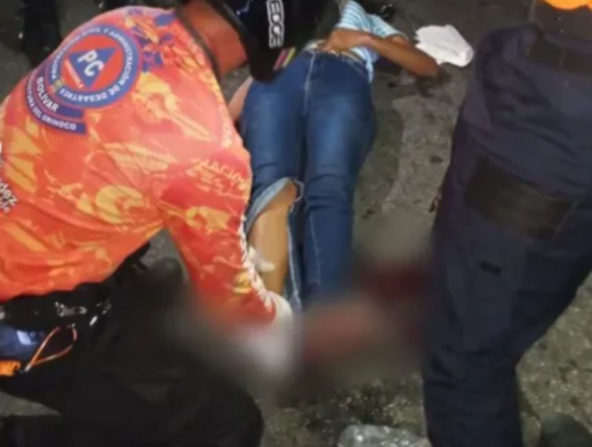 Mujer es auxiliada tras caer desde el elevado Las Banderas en Angostura del Orinoco