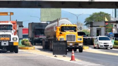 Transportistas de carga pesada esperan en largas filas en un peaje del estado Carabobo