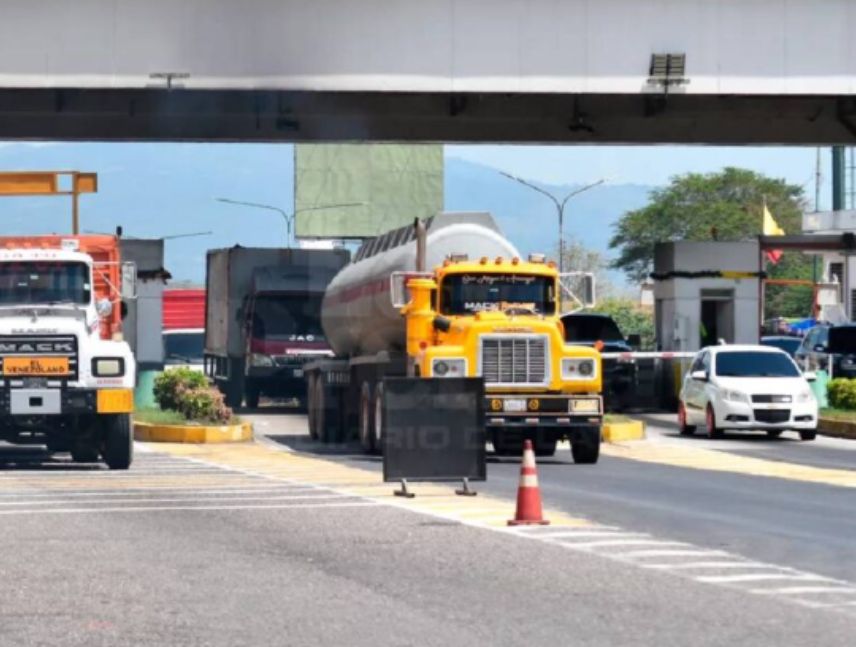 Transportistas de carga pesada esperan en largas filas en un peaje del estado Carabobo