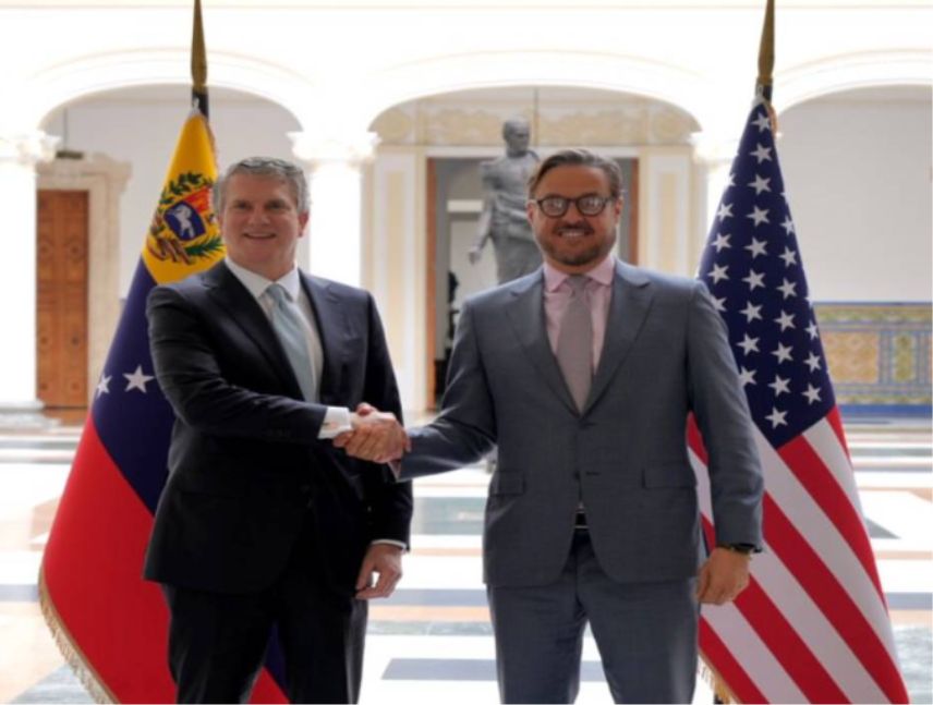 David L. Fogel y Félix Plasencia durante reunión sobre intercambio comercial entre EEUU y Venezuela.