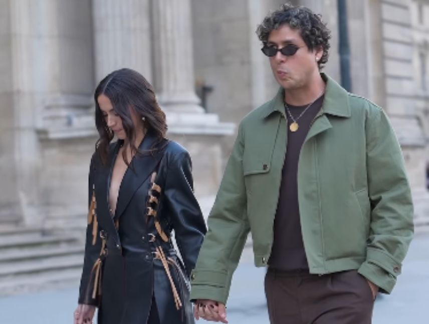 Ana de Armas y Beto de Rawayana llegan juntos al desfile de Louis Vuitton en París.