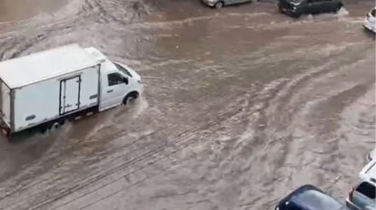 Fuertes lluvias provocan anegaciones y complicaciones viales en Caracas este miércoles.