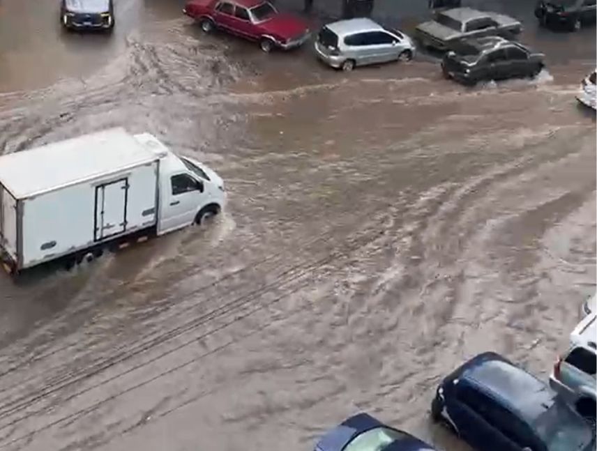 Fuertes lluvias provocan anegaciones y complicaciones viales en Caracas este miércoles.