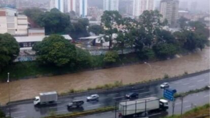 Río Guaire aumentó su caudal tras las lluvias en Caracas