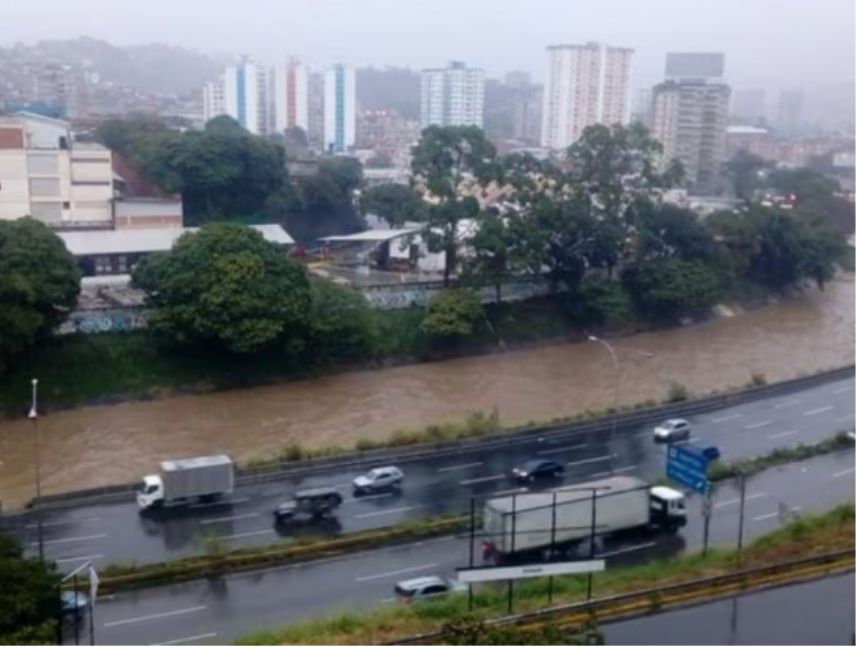 Río Guaire aumentó su caudal tras las lluvias en Caracas