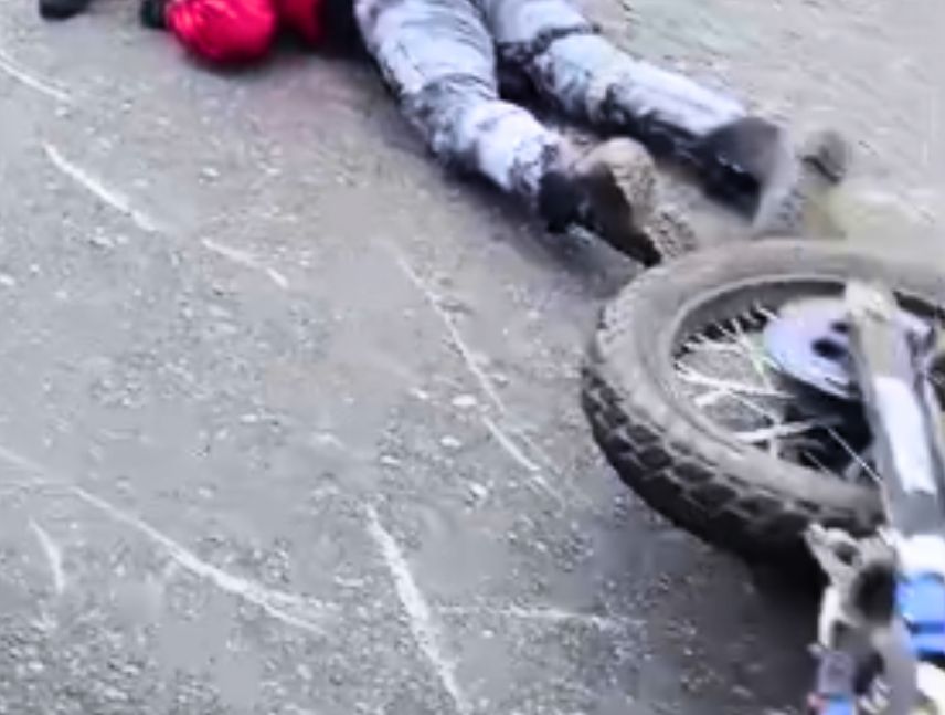 Accidente de motocicleta en avenida Cisneros en el semáforo de Mabloenca