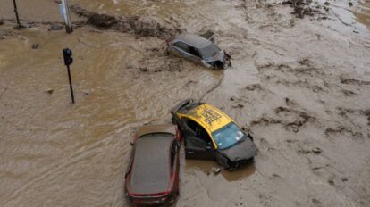 Inundaciones en Las Condes, Santiago de Chile, tras las fuertes lluvias que arrastraron vehículos y buses.