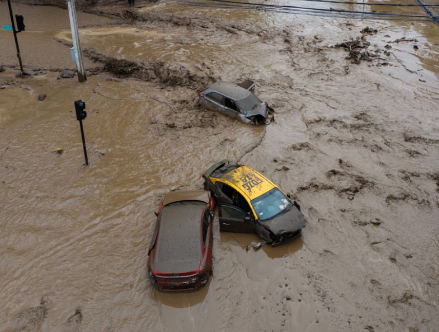 Inundaciones en Las Condes, Santiago de Chile, tras las fuertes lluvias que arrastraron vehículos y buses.