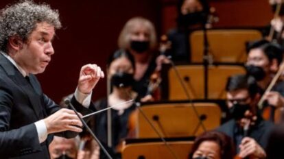 Gustavo Dudamel dirigiendo a la Orquesta Filarmónica de Nueva York durante su gira europea de octubre de 2026.
