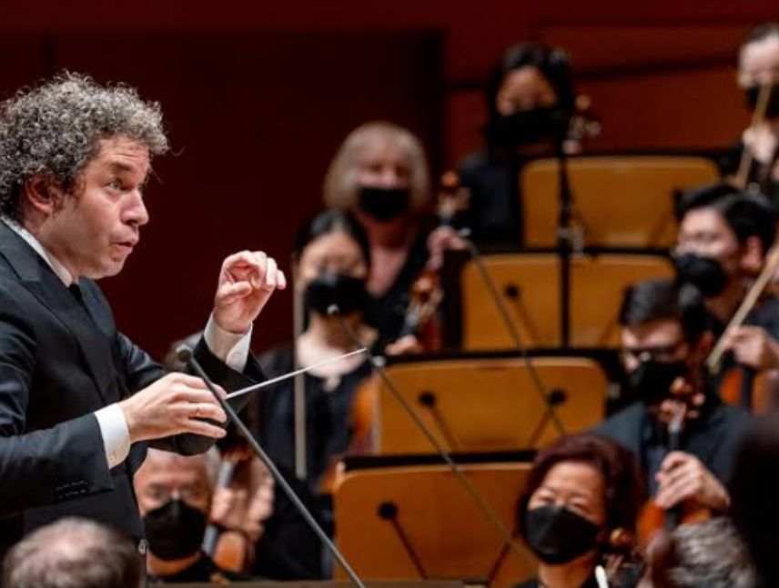 Gustavo Dudamel dirigiendo a la Orquesta Filarmónica de Nueva York durante su gira europea de octubre de 2026.