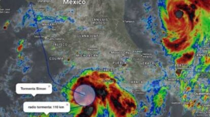 Tormenta tropical Simón y huracán Isaías amenazan a México con lluvias torrenciales y fuertes vientos.