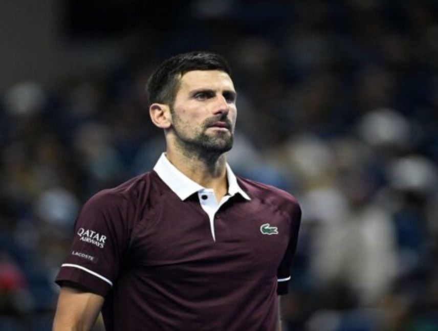 Novak Djokovic durante su partido contra Hubert Hurkacz en el Masters 1.000 de Shanghái.