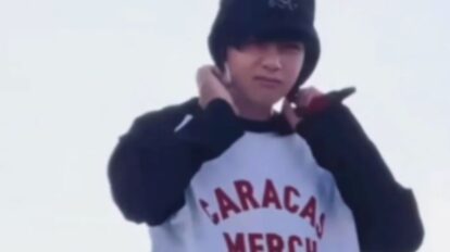 V de BTS viste una franela de manga larga de la marca venezolana Caracas Merch durante una prueba de sonido en Lima.