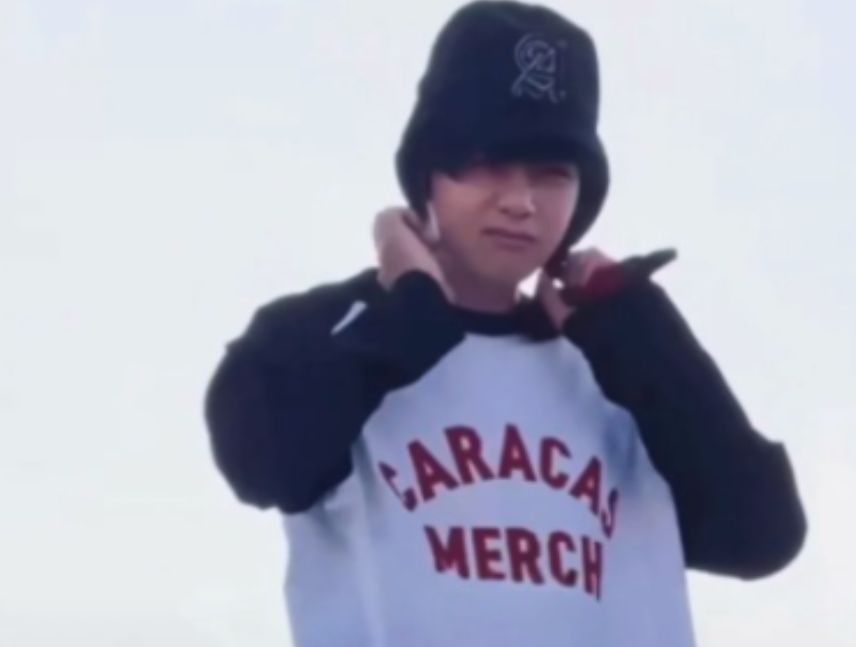 V de BTS viste una franela de manga larga de la marca venezolana Caracas Merch durante una prueba de sonido en Lima.