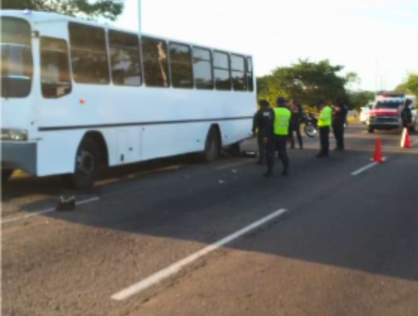 Accidente de tránsito en la avenida Guayana, a la altura de la pasarela de Campo Rojo, donde falleció un motorizado.