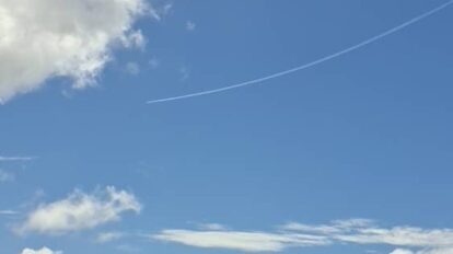 Estela blanca dejada por un avión tras romper la barrera del sonido y provocar un estampido sónico.