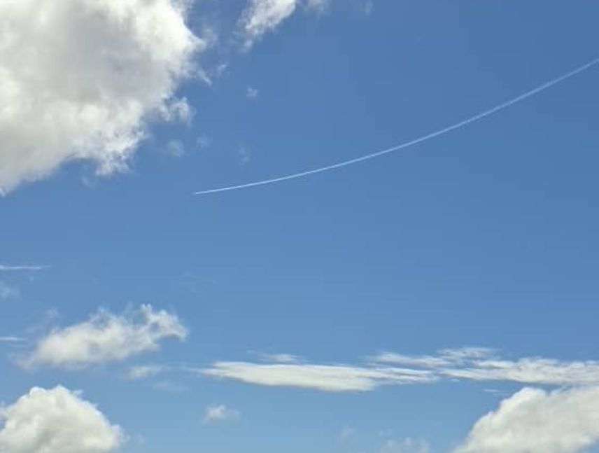 Estela blanca dejada por un avión tras romper la barrera del sonido y provocar un estampido sónico.