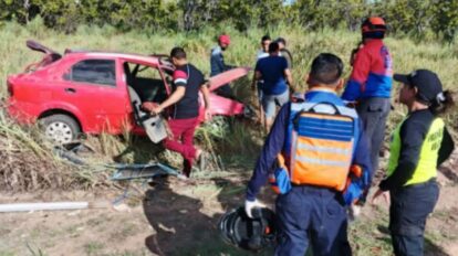 Chevrolet Aveo volcado a un costado de la carretera en Vista Hermosa, Ciudad Bolívar.
