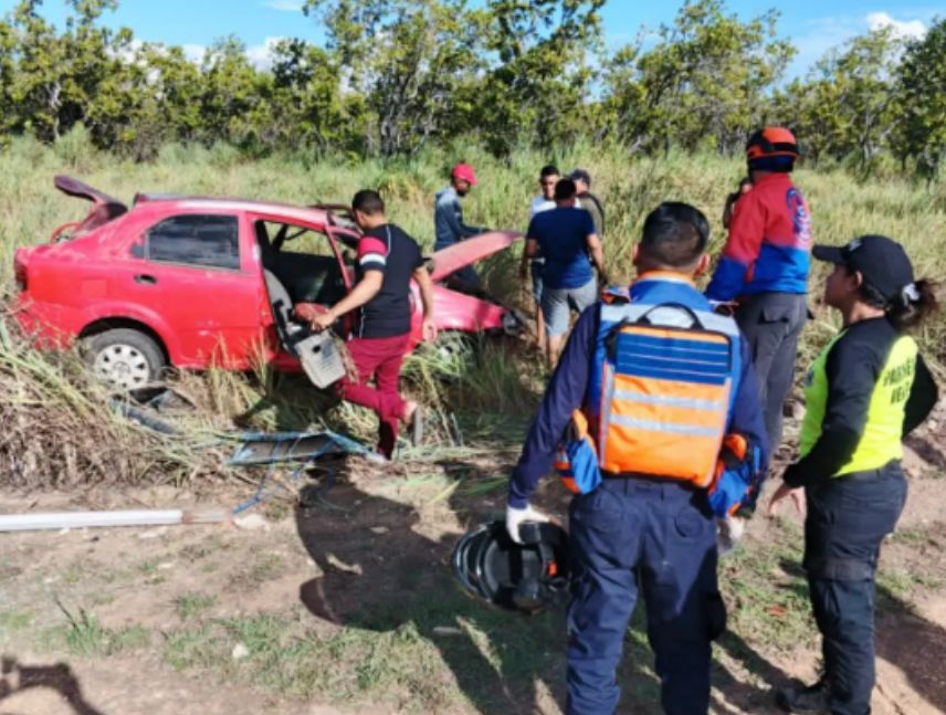 Chevrolet Aveo volcado a un costado de la carretera en Vista Hermosa, Ciudad Bolívar.