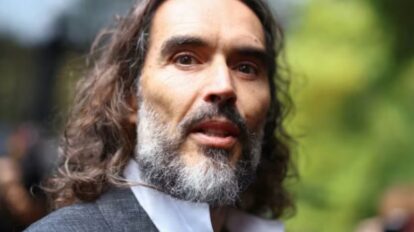 Russell Brand llega al tribunal de Southwark en Londres para el inicio de su juicio.