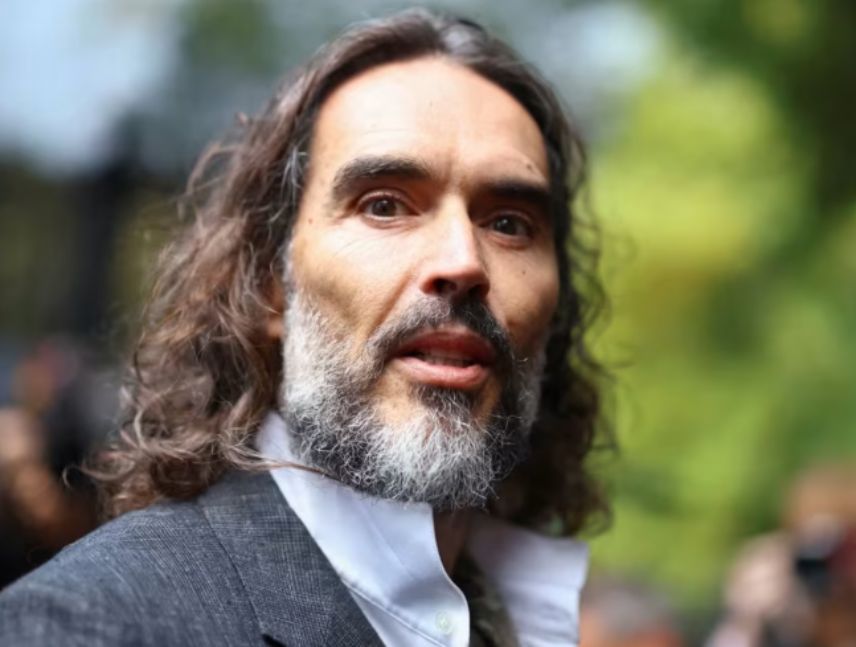 Russell Brand llega al tribunal de Southwark en Londres para el inicio de su juicio.