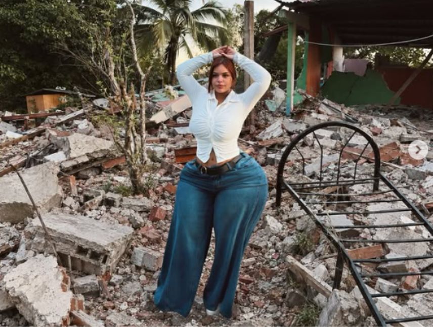 Gracie Bon entre los escombros tras el terremoto de magnitud 7,7 en Panamá.