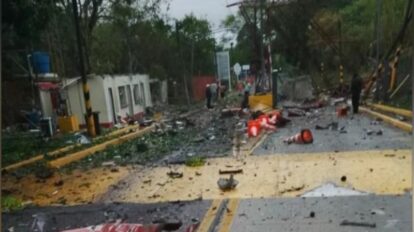 Daños en el peaje de El Bordo, en el Cauca, tras la explosión de un vehículo cargado con explosivos.
