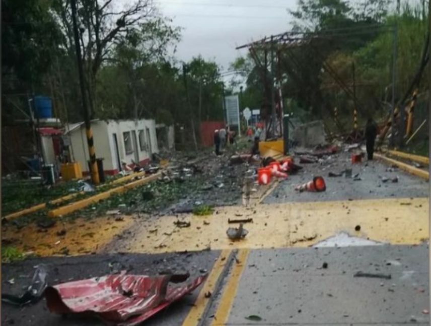 Daños en el peaje de El Bordo, en el Cauca, tras la explosión de un vehículo cargado con explosivos.