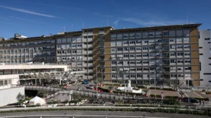 Papa León XIV llega al hospital Gemelli de Roma antes de su operación pulmonar.