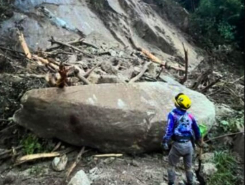 Derrumbes en la carretera de Choroní, Aragua, mantienen incomunicada a la localidad costera.