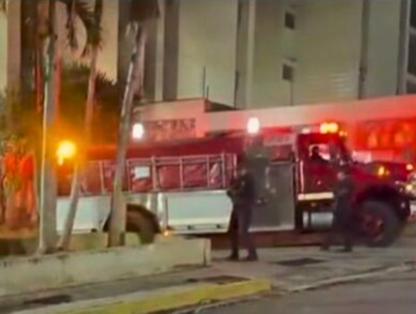 Incendio en un edificio de Manzanares, Baruta, dejó vehículos calcinados y otros con daños parciales.