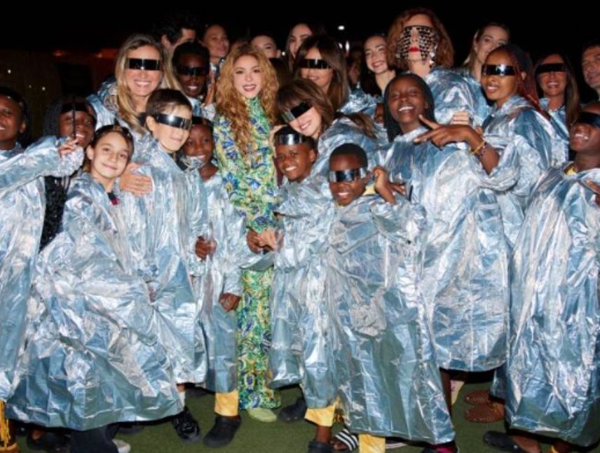 Shakira durante el último concierto de su residencia europea en Madrid junto a artistas invitados.