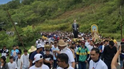 Jóvenes participan en la Marcha por la Fe y la Paz desde Valera hasta Isnotú, en Trujillo.