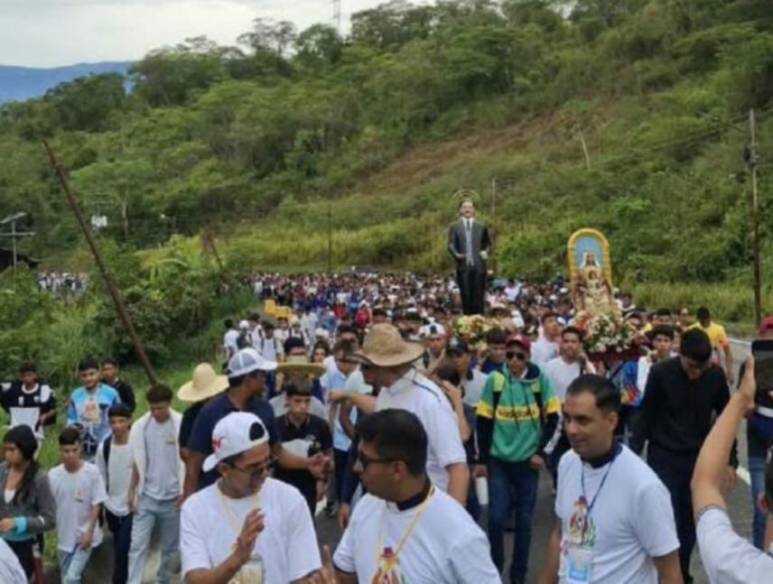 Jóvenes participan en la Marcha por la Fe y la Paz desde Valera hasta Isnotú, en Trujillo.
