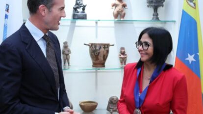Delcy Rodríguez en la sede de la Iila en Roma tras recibir la medalla por los 60 años del organismo
