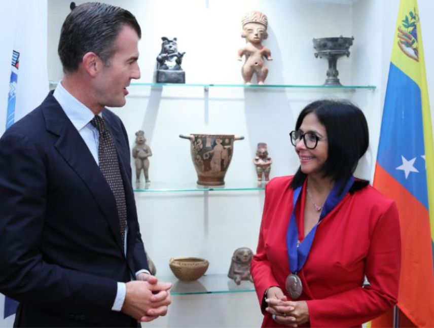 Delcy Rodríguez en la sede de la Iila en Roma tras recibir la medalla por los 60 años del organismo