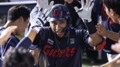 Víctor Reyes, jardinero venezolano de los Gigantes de Lotte, durante su participación en el béisbol de Corea del Sur.