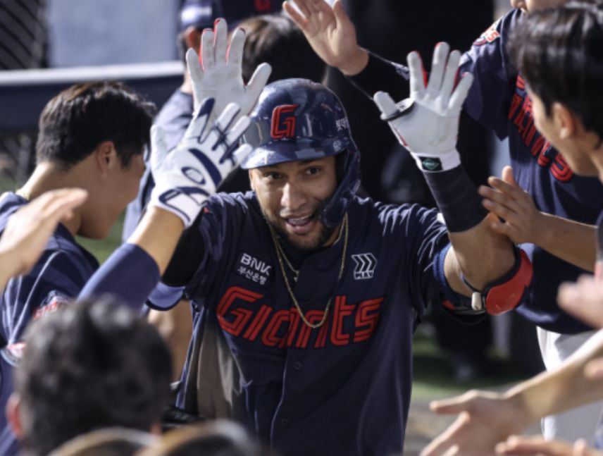 Víctor Reyes, jardinero venezolano de los Gigantes de Lotte, durante su participación en el béisbol de Corea del Sur.