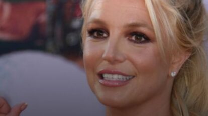 Britney Spears durante la promoción de su música, en referencia al lanzamiento de la canción inédita «She’ll Never Be Me».
