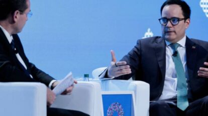 Calixto Ortega presenta el plan económico de Venezuela durante las reuniones del FMI y el Banco Mundial en Bangkok.