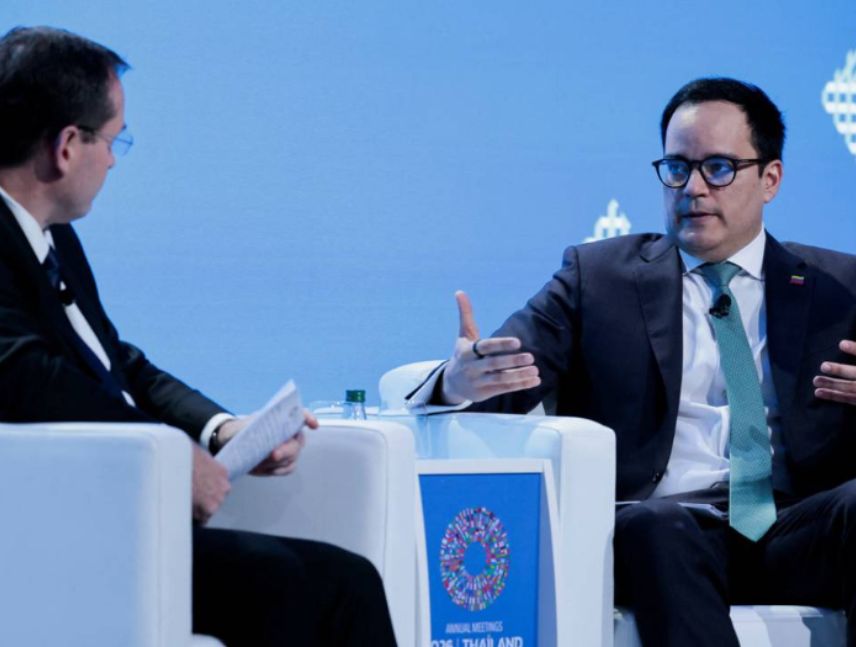 Calixto Ortega presenta el plan económico de Venezuela durante las reuniones del FMI y el Banco Mundial en Bangkok.