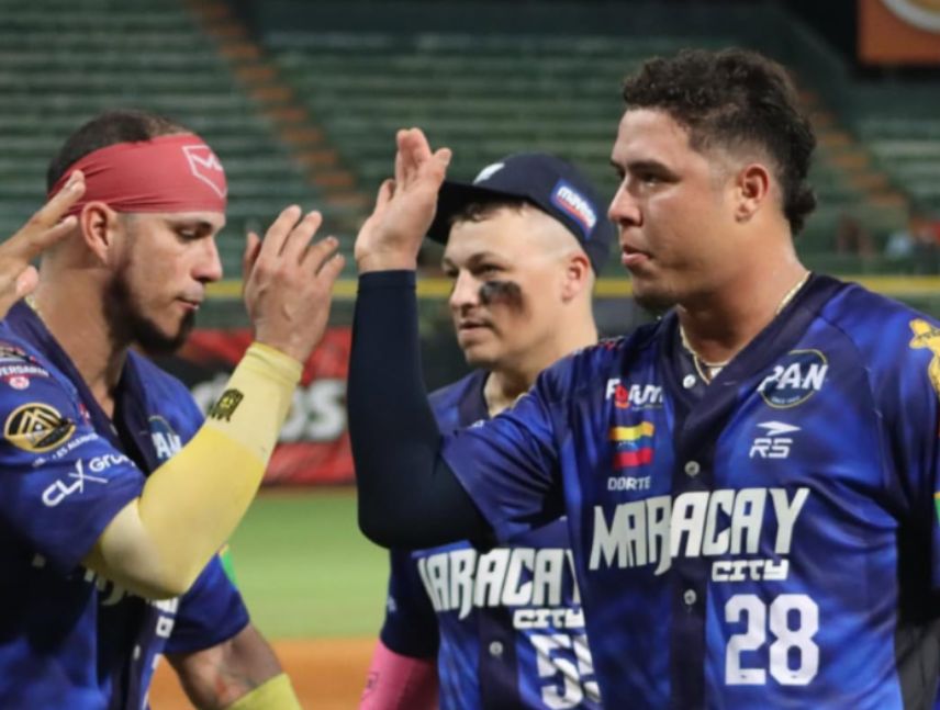 Tigres de Aragua vencen 8-4 a Caribes de Anzoátegui en Puerto La Cruz durante la temporada de béisbol venezolano.