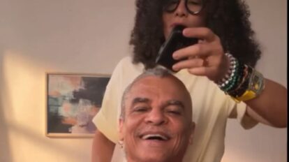 Carlos ‘El Pibe’ Valderrama muestra su nueva apariencia tras raparse su característica cabellera rubia y canosa.