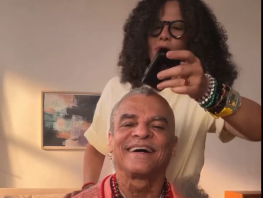 Carlos ‘El Pibe’ Valderrama muestra su nueva apariencia tras raparse su característica cabellera rubia y canosa.