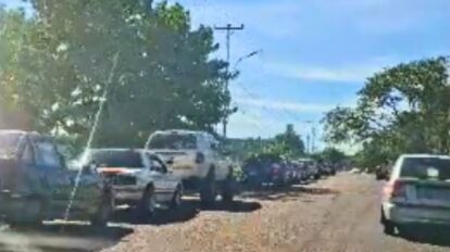 Largas colas de vehículos para surtir gasolina en estaciones de servicio de Ciudad Guayana.