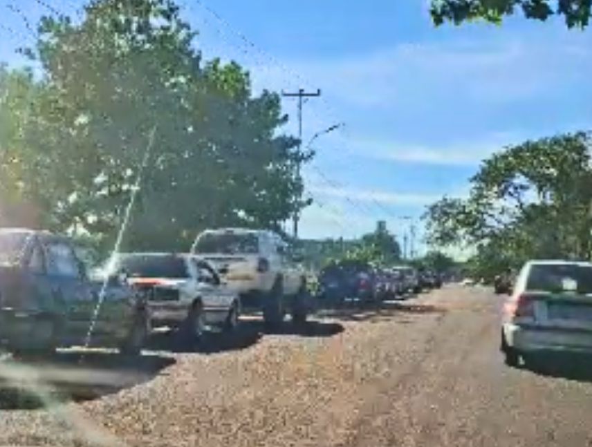 Largas colas de vehículos para surtir gasolina en estaciones de servicio de Ciudad Guayana.